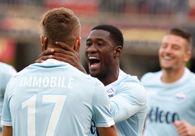 Hạ đội bóng "tệ nhất quả đất", Lazio đe dọa ngôi đầu của Napoli