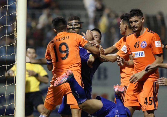 Ảnh bài viết Vòng 23 V-League 2017: Bẻ còi, bạo lực và kịch tính