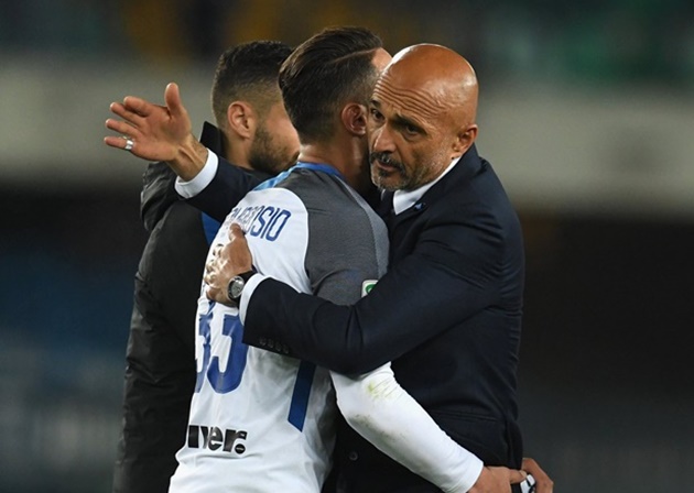 Ảnh bài viết Spalletti ghì chặt học trò khi thoát hiểm ở thành Verona