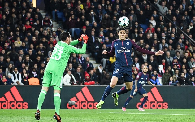 Cavani "méo mặt" tìm đường vào khung thành Anderlecht