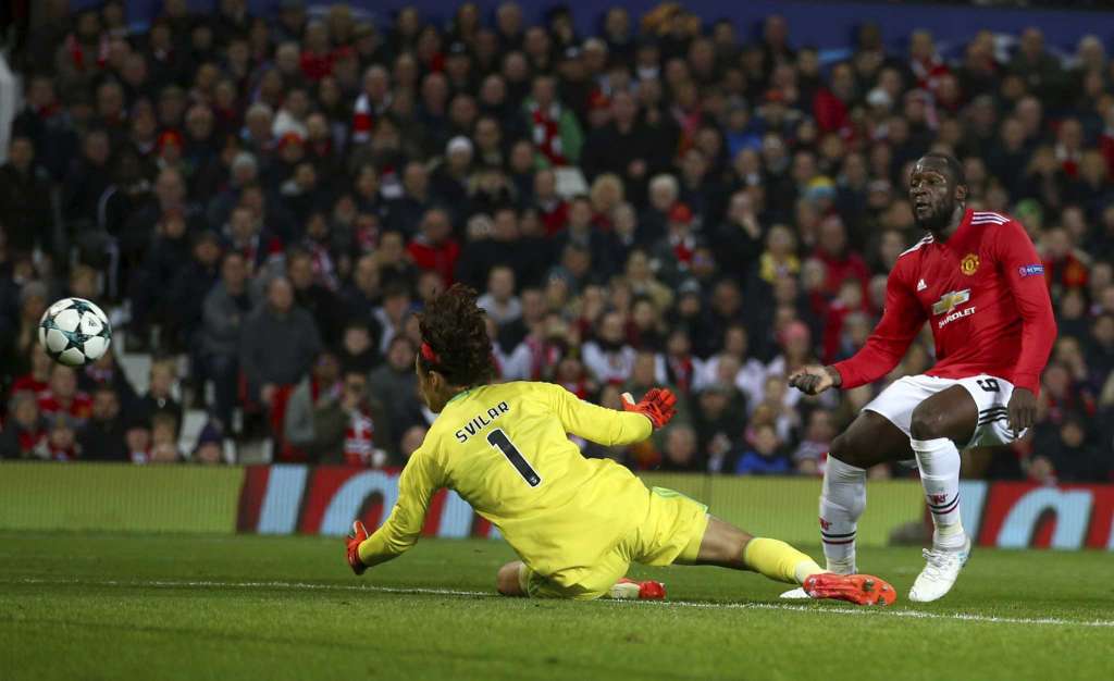 Mourinho gửi lời vàng ngọc tới Svilar, khen ngợi McTominay