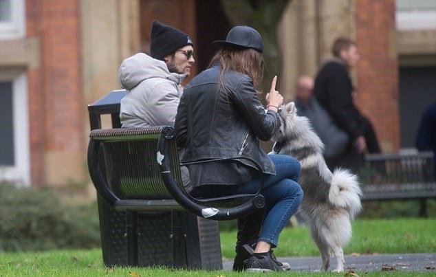 Ảnh bài viết Sao Man Utd tản bộ với bạn gái và cún cưng trên phố