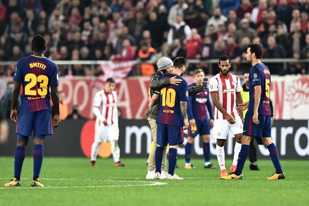 Ảnh bài viết Vượt rào an ninh, fan nhí vào tận sân ôm bằng được Messi