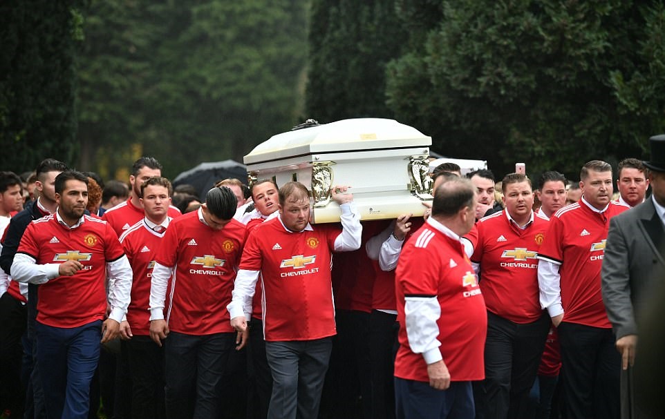 Áo đấu Man Utd ngập tràn đám tang của CĐV đặc biệt