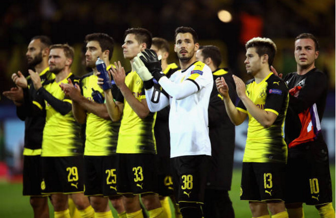 Ảnh bài viết Khả năng bị loại cao, Dortmund nắm tay xin lỗi NHM 