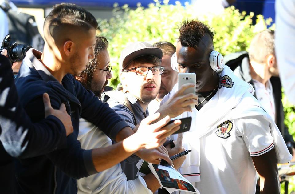 Trở về quê hương, Balotelli được fan nữ vây quanh