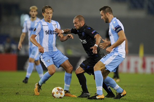 Sneijder "méo mặt" trước khối bê tông của Simone Inzaghi