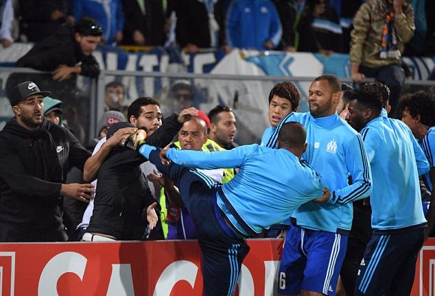 Tái hiện cú kungfu của Cantona, Evra bị đuổi khi trận đấu chưa bắt đầu