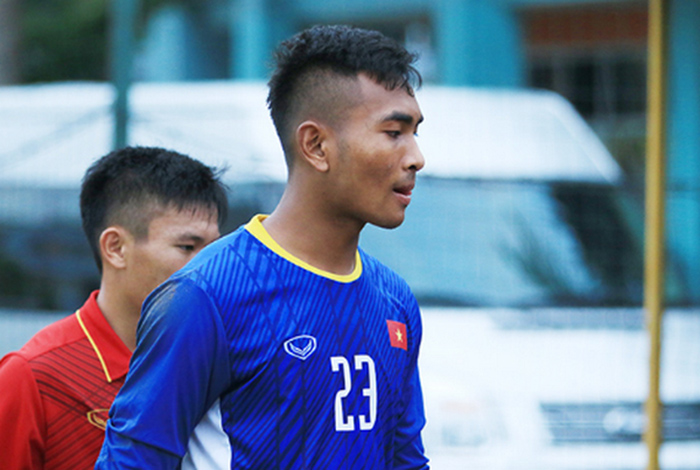 Thủ môn đội tuyển U19 Việt Nam ngán mặt sân cỏ nhân tạo