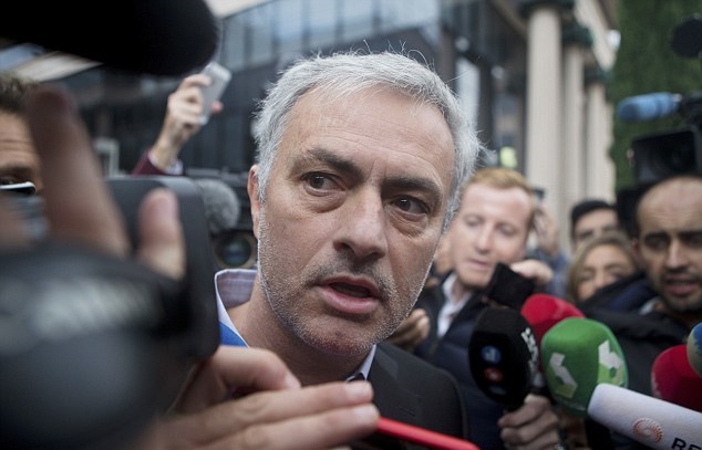 Trở lại Madrid, Mourinho bị vây kín vì cáo buộc trốn thuế