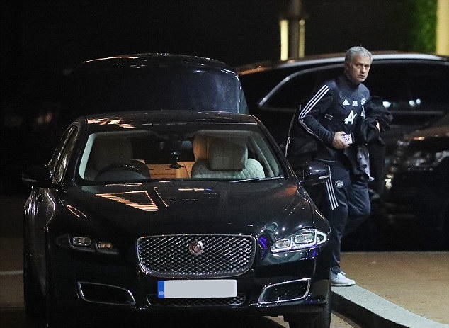 Ảnh bài viết CẬN CẢNH: Mourinho 'chạy vắt giò lên cổ' để kịp chiến Chelsea