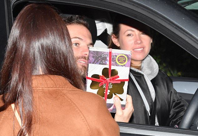 Ảnh bài viết Đến sân tập, Man Utd bị fan nữ chặn tặng món quà đặc biệt