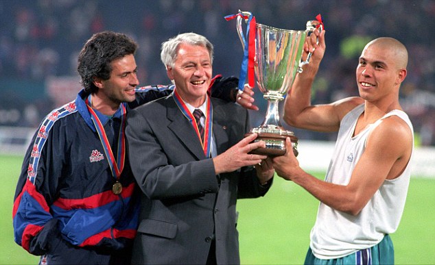 Jose Mourinho, từ thông dịch viên đến người kế thừa hoàn hảo của Van Gaal và Bobby Robson