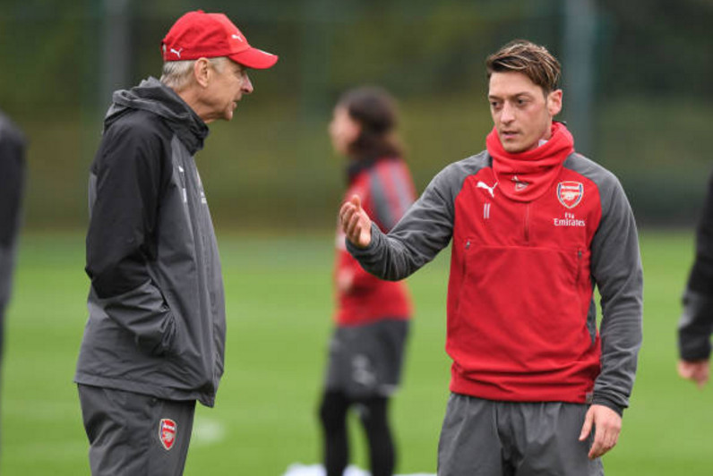 Ảnh bài viết Nghe theo Wenger, Ozil 'cày nát' sân tập của Arsenal