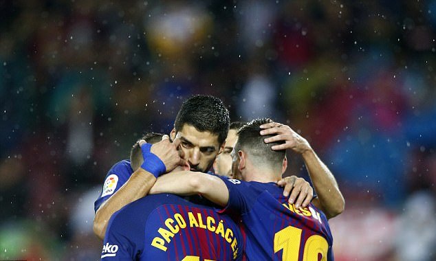 Ảnh bài viết Messi và Suarez thi nhau ôm lấy người hùng Alcacer