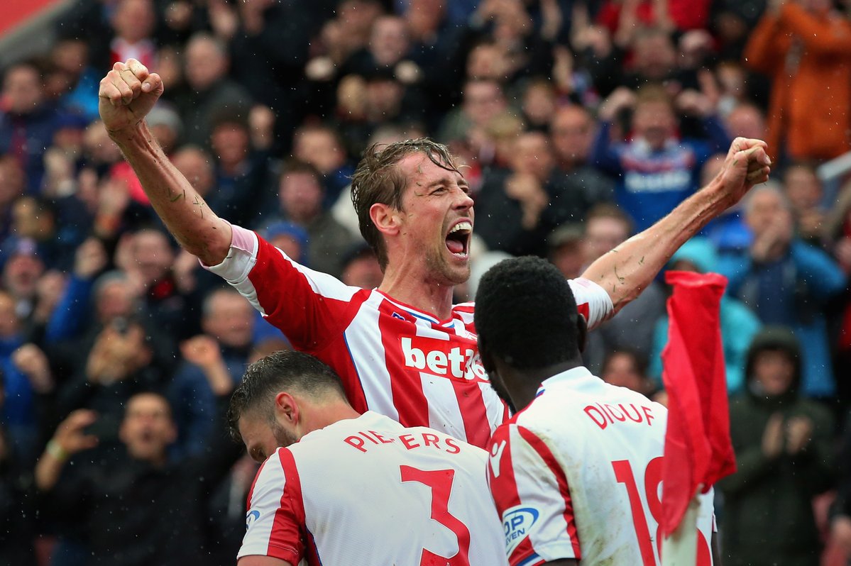 'Sếu vườn' Peter Crouch chính thức gia nhập hội kỷ lục gia tại NHA