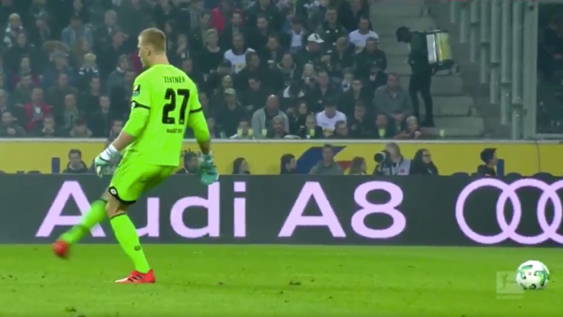 Thủ môn Bundesliga vừa đá bóng vừa... "mơ ngủ"