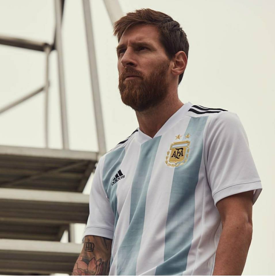 Messi buồn rười rượi khoe áo đấu mới của tuyển Argentina