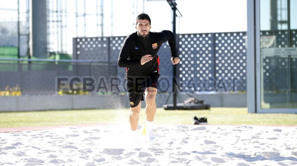 Đồng đội về tuyển, Suarez ở lại vùi mình trên bãi cát