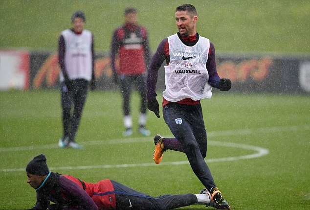 Ảnh bài viết Rashford ngã chổng vó ở buổi tập dưới cơn mưa rào của tuyển Anh