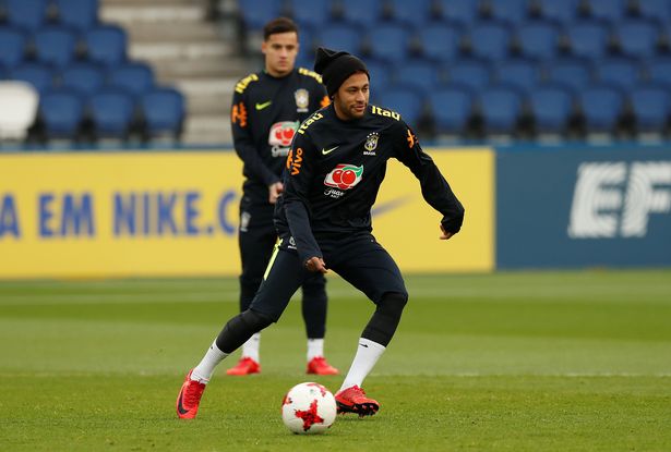 Ảnh bài viết Coutinho tròn xoe mắt khi Neymar trổ tài đi bóng ở buổi tập thứ 2