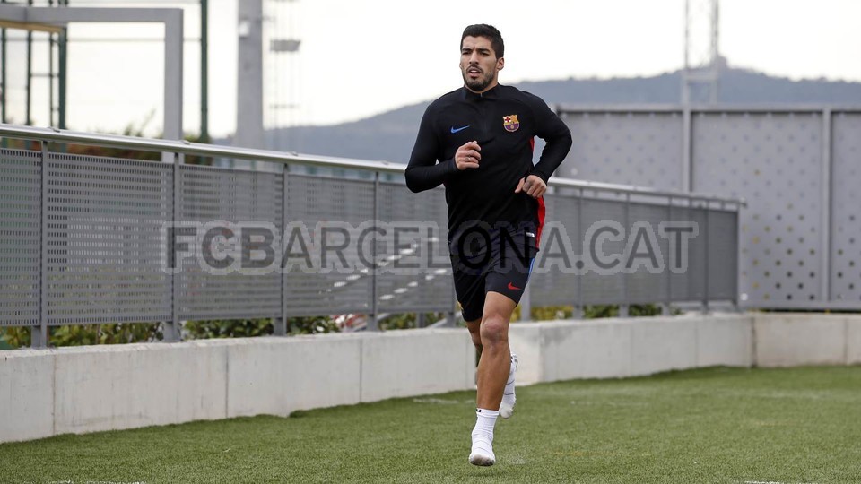Ảnh bài viết Luis Suarez tiếp tục lẻ bóng trên sân tập Barcelona