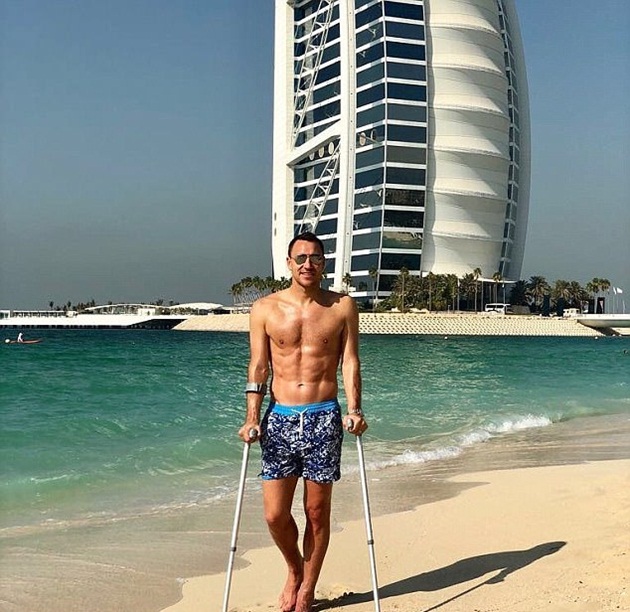 Ảnh bài viết SỐC: Terry chống nạng... du hí Dubai