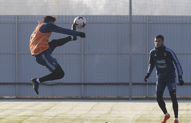 Ảnh bài viết Messi mất hút trong buổi tập thứ 2 của Argentina