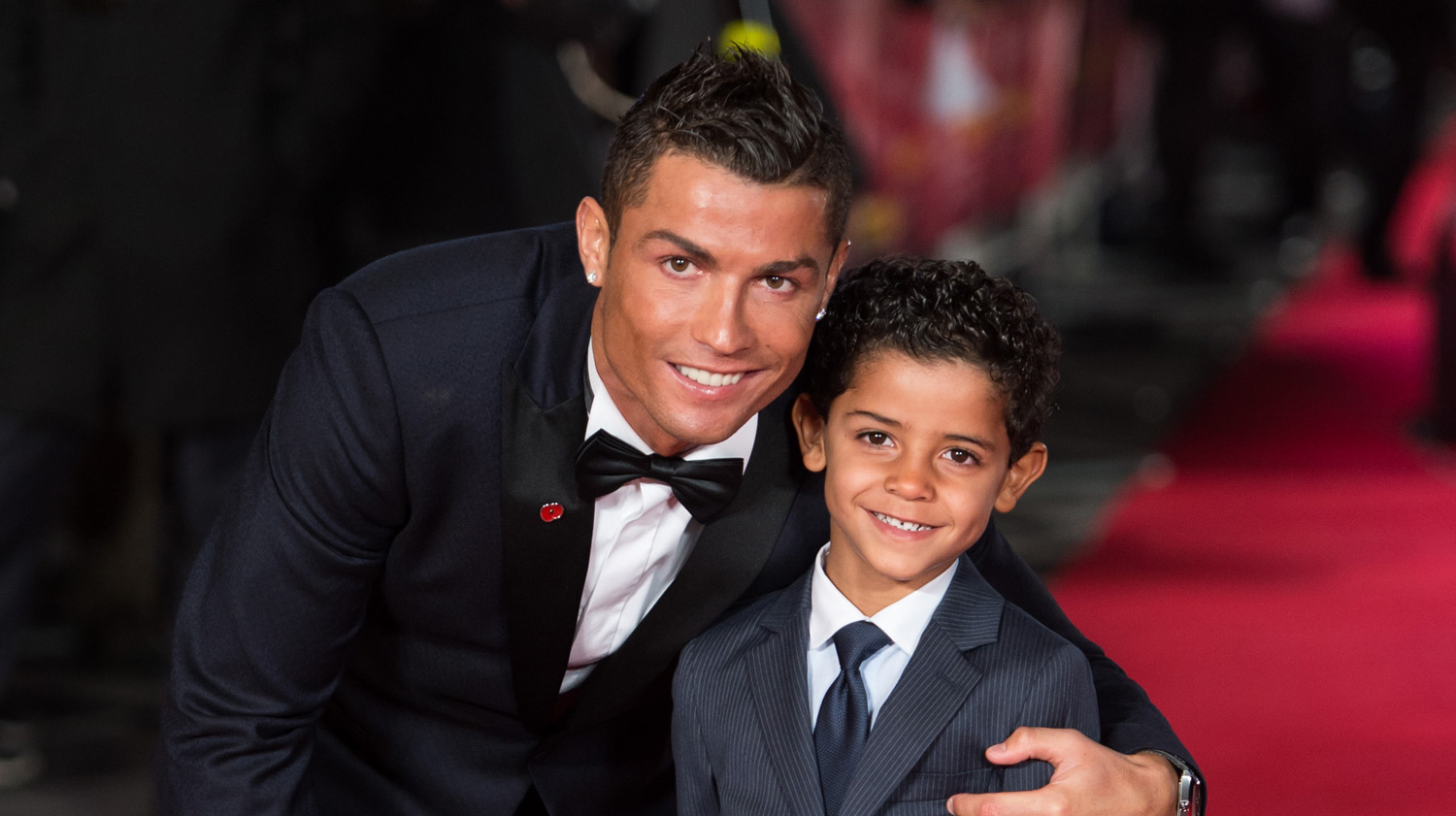 Ronaldo tự hào vì con trai bỏ ăn để chơi bóng