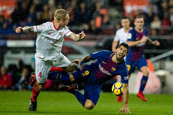 Ảnh bài viết Luis Suarez trên đường thành nạn nhân của Messi