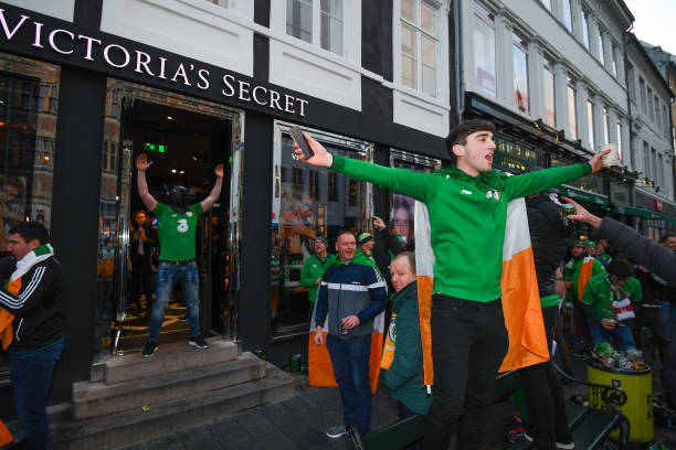 Đến Đan Mạch, CĐV CH Ireland 'quậy tưng' Victoria's Secret