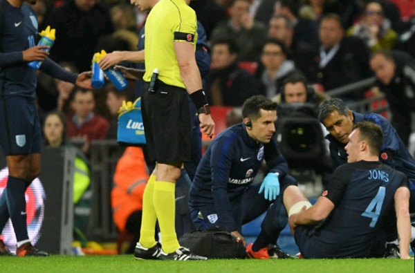 Ảnh bài viết "Thánh nhọ" Phil Jones chấn thương, M.U lo sốt vó
