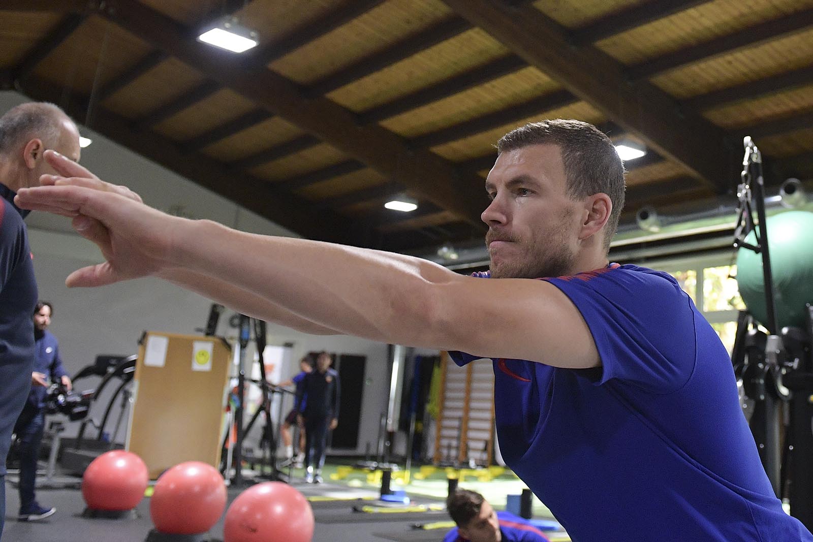 Ảnh bài viết Không phải lên tuyển, Dzeko hăng hái tập luyện chờ Immobile