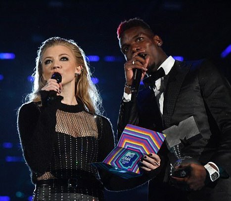 Paul Pogba cầm mic, sánh vai cùng Natalie Dormer tại MTV European Music
