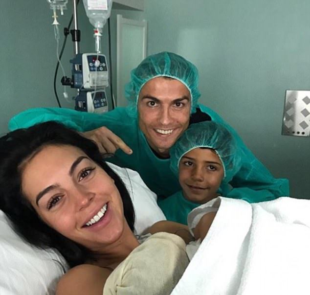 Ronaldo và con trai hân hoan chào đón 'công chúa' Alana Martina vừa chào đời