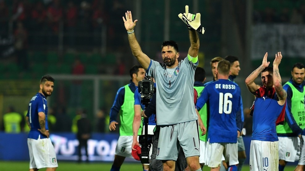 Buffon bật khóc, tuyên bố giải nghệ