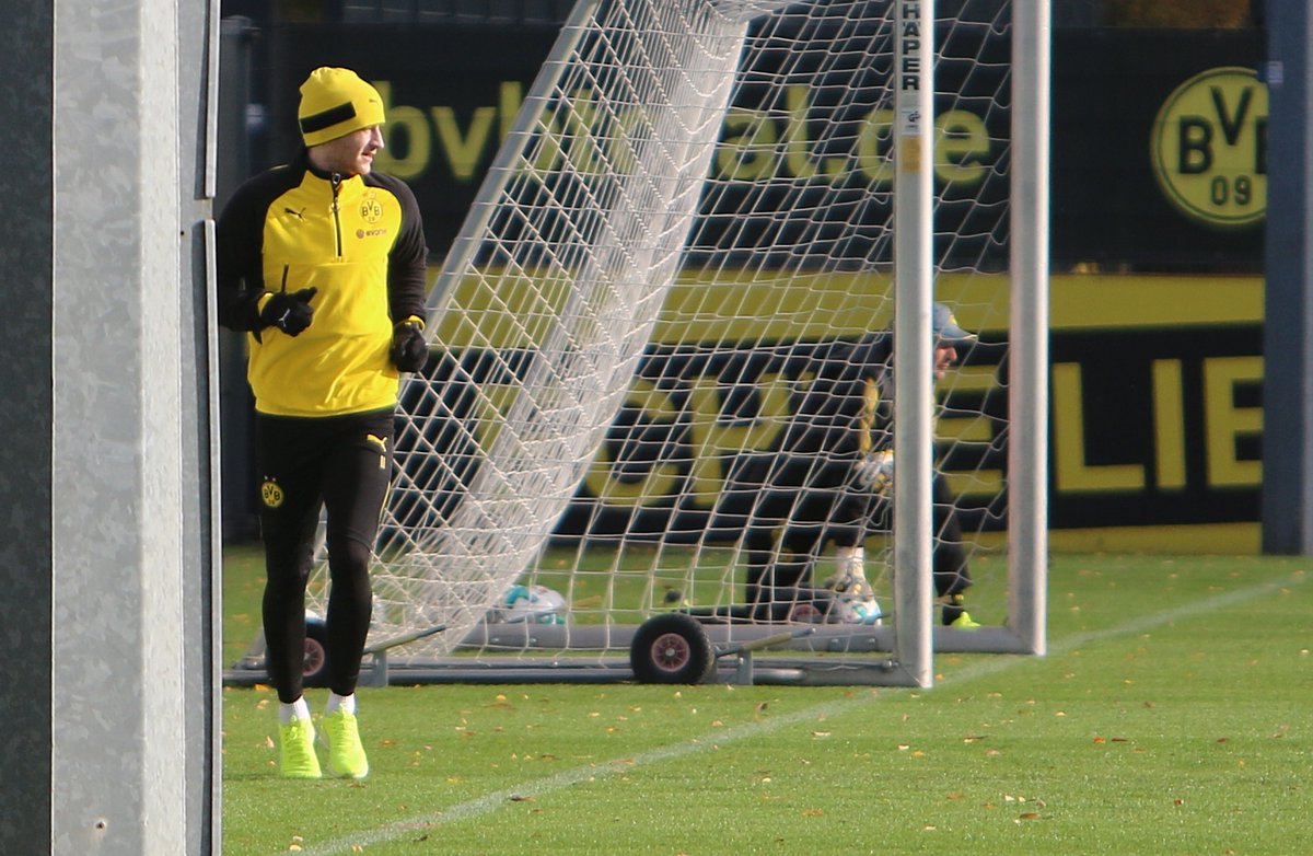 Ảnh bài viết Reus chạy ngoài đường pitch, hướng ánh nhìn về phía đồng đội