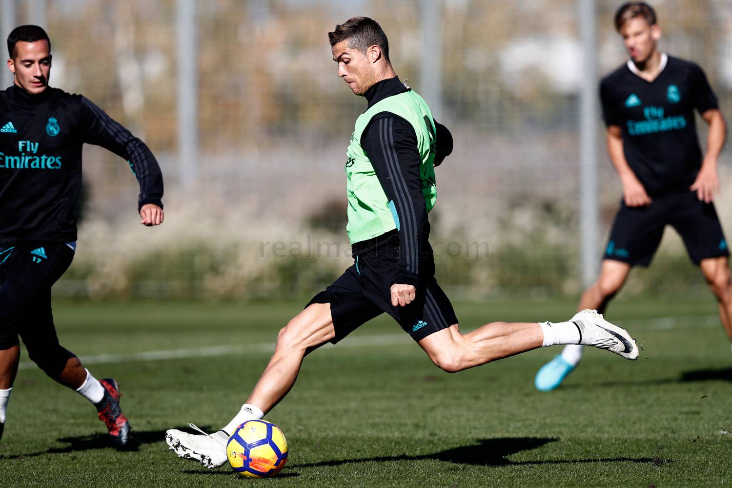 Ảnh bài viết Bạn gái vừa sinh, Ronaldo đã bỏ đi tập luyện