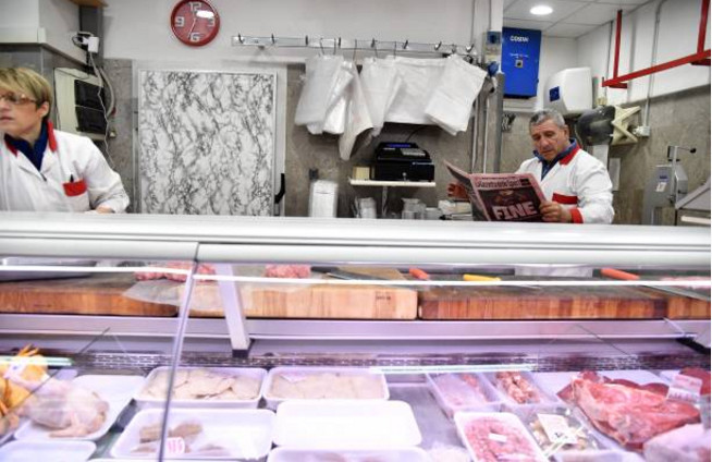 Ảnh bài viết Người dân Italia 'chăm chỉ' đọc báo sau bi kịch tại San Siro