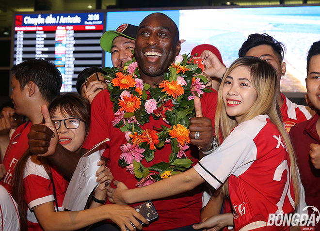Fan nữ Việt cuồng nhiệt khiến huyền thoại Arsenal bối rối 