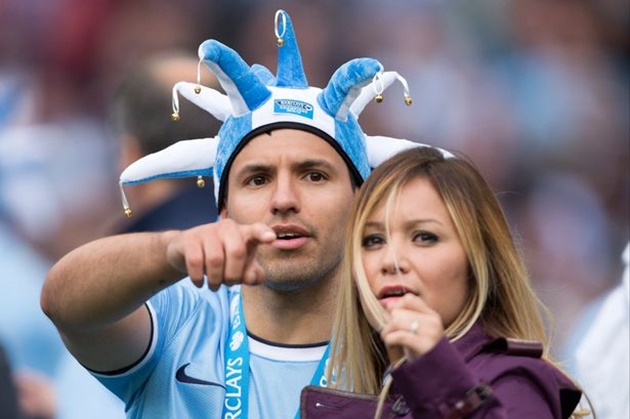 Sao Man City bất ngờ quay lại với ca sỹ xinh đẹp