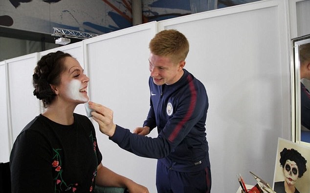 Ảnh bài viết Trở lại Man City, De Bruyne & đồng đội học cách... trang điểm