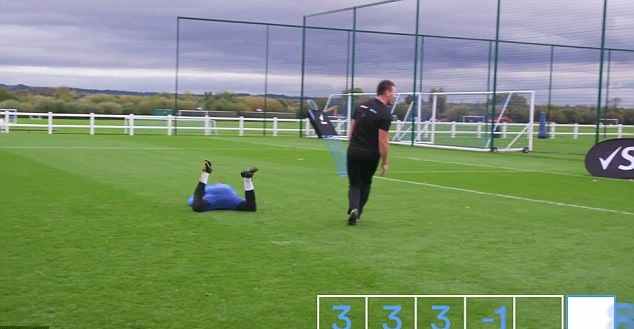 Ảnh bài viết Wayne Rooney ngã sấp mặt trong buổi tập của Everton