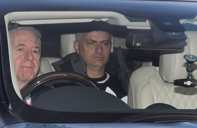 Ảnh bài viết Dàn sao M.U ồ ạt trở lại sân tập, Mourinho vẫn mặt mày nhăn nhó