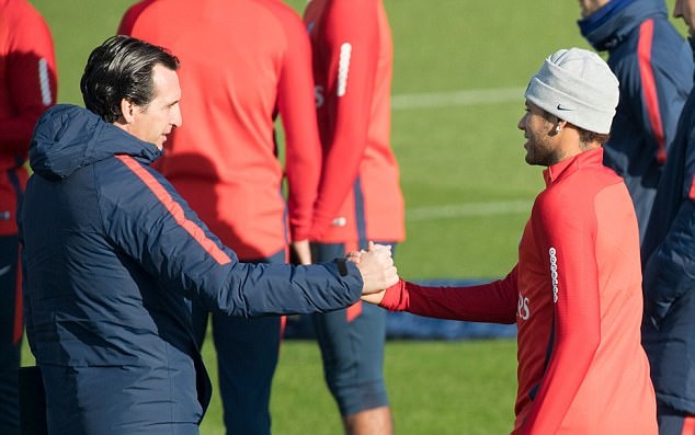 Ảnh bài viết Thân mật với HLV PSG trên sân tập, Neymar dẹp tan tin đồn mâu thuẫn