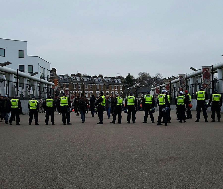 Ảnh bài viết An ninh dày đặc bên ngoài sân Emirates trước đại chiến