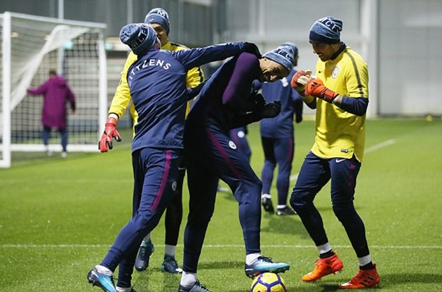 Ảnh bài viết Đá bóng chán chê, sao Man City chuyển sang tập "đấm bốc"