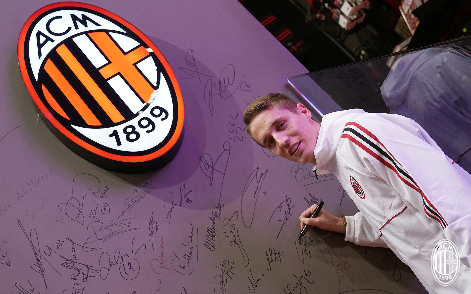 Ảnh bài viết Đang chấn thương, tân binh Milan còn bị CĐV 'hành hạ'