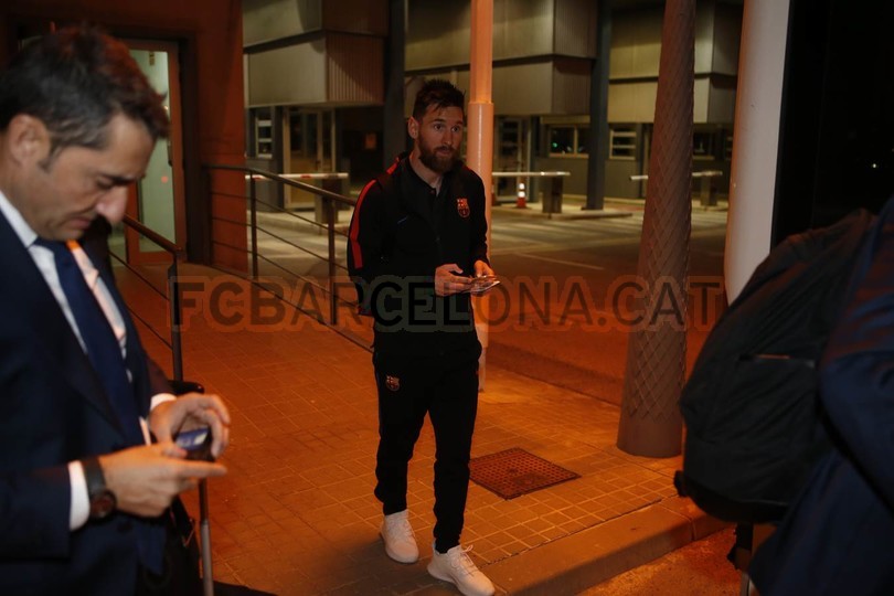 Ảnh bài viết Messi ngơ ngác khi cùng Barca hành quân đến Madrid trong đêm