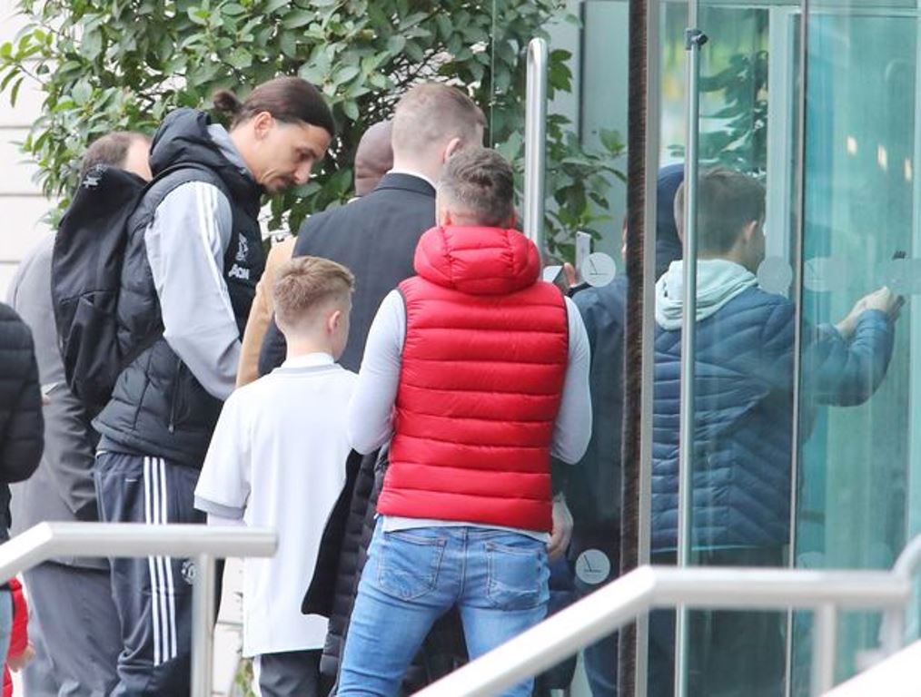 Ảnh bài viết Pogba, Ibra bị người hâm mộ 'bao vây' tại khách sạn Lowry